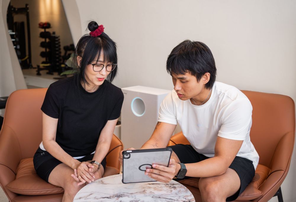 A client talking through her goals with her coach